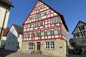 Café Fachwerk im liebevoll restaurierten Fachwerkhaus mit rot bemalten Balken und grünen Fensterläden | © Hohenlohe Schwäbisch Hall