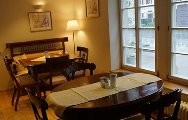 Gemütliche Atmosphäre mit Holzmöbeln und indirekter Beleuchtung im Café Fachwerk | © Hohenlohe Schwäbisch Hall