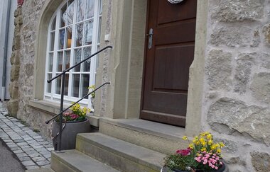 Eingang zum Café Fachwerk mit vier Treppenstufen | © Hohenlohe Schwäbisch Hall