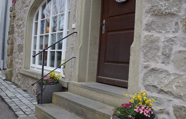 Eingang zum Café Fachwerk mit vier Treppenstufen | © Hohenlohe Schwäbisch Hall