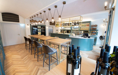 Im modernen Raum stehen Tische und Stühle und ein Tresen | © Touristikgemeinschaft Hohenlohe e. V. | Vinothek Hotel Anne-Sophie