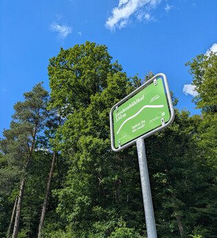 Hügel-Pass Lerchenbühlhof bei Zaberfeld auf 330 Metern Höhe am Waldrand