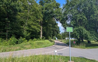 Hügel-Pass Lerchenbühlhof bei Zaberfeld auf 330 Metern Höhe am Waldrand