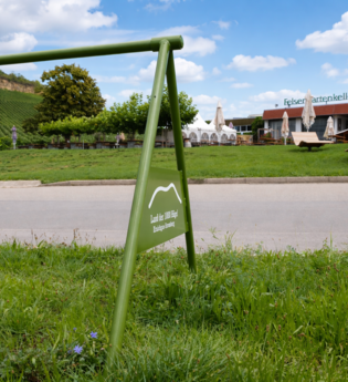 Hügel-Pause mit Aussicht: Dein Rad parkt im Land der 1000 Hügel, während Sonne, Weinberge und Genussmomente rund um die Felsengartenkellerei warten. | © Kraichgau-Stromberg Tourismus e.V.