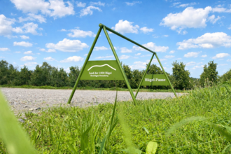 Hügel-Pause unter blauem Himmel: Im Land der 1000 Hügel wartet zwischen Wiesen und Wegen der perfekte Moment zum Anhalten und Durchatmen. | © Kraichgau-Stromberg Tourismus e.V.