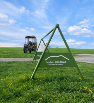 Hügel-Pause mit Weitblick: Das Land der 1000 Hügel heißt Dich willkommen – kurz anhalten, tief durchatmen, weiterrollen. | © Kraichgau-Stromberg Tourismus e.V.