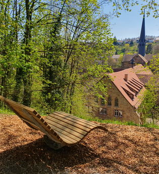 Hügel-Sofa am Klosterberg Maulbronn | © Stadt Maulbronn