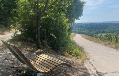 Ausblick auf Landschaft und Hügel-Sofa links