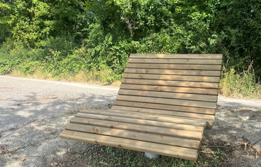 Hügel-Sofa am Wegesrand