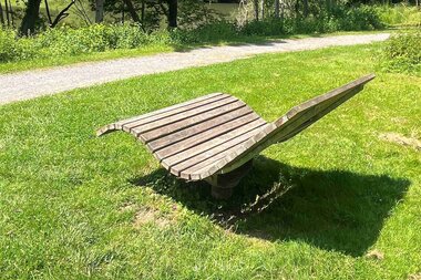 Hügel-Sofa am Tiefenbacher Kreuzbergsee mit Blick auf den See