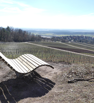 Hügel-Sofa mit Aussicht in Freudental | © Land der 1000 Hügel - Kraichgau-Stromberg