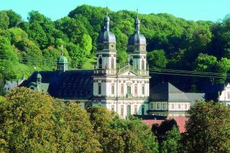 Die Klosterkirche von Schöntal ist weithin sichtbar. | © Touristikgemeinschaft Hohenlohe e. V. | Gemeinde Schöntal