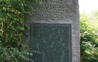 Das Bild zeigt einen Gedenkstein mit Inschrift von Büschen umgeben | © Stadtverwaltung Crailsheim