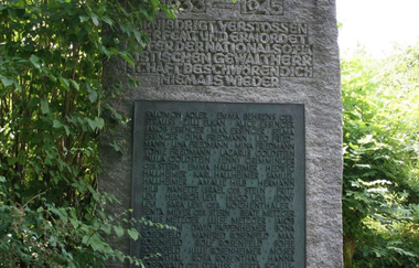 Das Bild zeigt einen Gedenkstein mit Inschrift von Büschen umgeben | © Stadtverwaltung Crailsheim