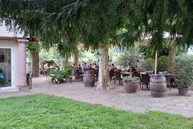 Biergarten mit Bäumen in Neckarsteinach | © Touristikgemeinschaft Odenwald e.V.