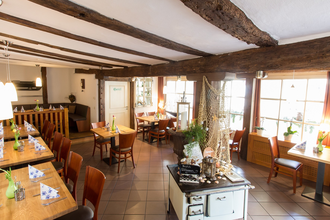 Der Innenraum im Restaurant ist mit rustikalem Ambiente mit Holztischen ausgestattet. | © Touristikgemeinschaft Hohenlohe e. V. | Jägers Landhaus Rössle