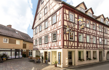 Das Hotel hat außen ein schönes Fachwerk | © Touristikgemeinschaft Hohenlohe e. V. | Jägers Landhaus Rössle