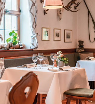 Die Jägerstube ist rustikal eingerichtet. | © Touristikgemeinschaft Hohenlohe e. V. | Wald & Schlosshotel Friedrichsruhe