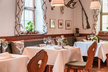 Die Jägerstube ist rustikal eingerichtet. | © Touristikgemeinschaft Hohenlohe e. V. | Wald & Schlosshotel Friedrichsruhe