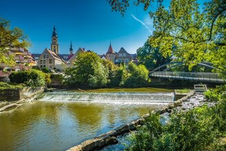 Zu sehen ist ein Fluss der durch eine Brücke führt | © Patrick Ortner | Stadtverwaltung Crailsheim