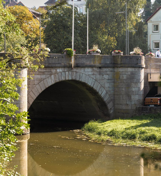 Das Bild zeigt eine Steinbrücke über einem Fluss | © Stadverwaltung Crailsheim