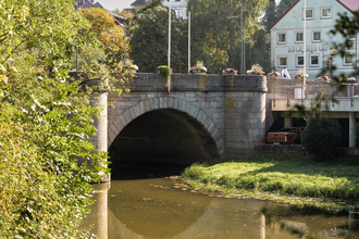 Das Bild zeigt eine Steinbrücke über einem Fluss | © Stadverwaltung Crailsheim
