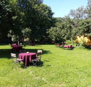 Jagsttalranch mitten auf der grünen Wiese mit paar Tische und Stühlen | © Hohenlohe Schwäbisch Hall