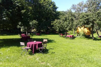 Jagsttalranch mitten auf der grünen Wiese mit paar Tische und Stühlen | © Hohenlohe Schwäbisch Hall