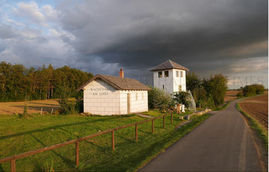 Wachthaus Am Limes neben Limes-Wachtturm bei Wp 8/52 | © Johannes Röder - Wachthaus Am Limes