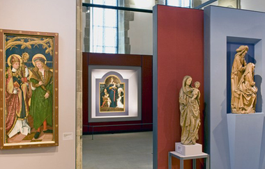 Innenansicht der Johanniterkirche Schwäbisch Hall mit Gemälden und Skulpturen. | © Andi Schmid