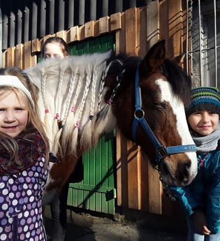 Kinder mit einem Pferd am Stall | © Johannes-Diakonie Mosbach