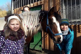 Kinder mit einem Pferd am Stall | © Johannes-Diakonie Mosbach