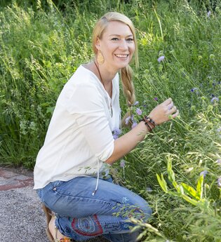 Kräuterpädagogin Karin Himmelreich-Rades | © NZT