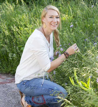 Kräuterpädagogin Karin Himmelreich-Rades | © NZT