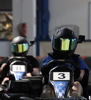 Zwei Kartfahrer auf der Strecke unterwegs. | © Nicole Bohnet