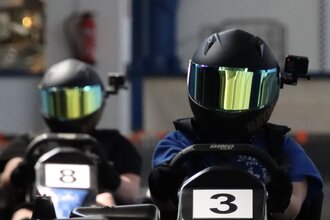 Zwei Kartfahrer auf der Strecke unterwegs. | © Nicole Bohnet