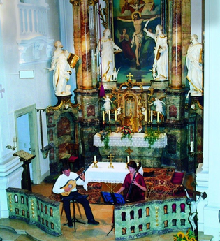 Die barocke Kirche mit dem Altar | © Touristikgemeinschaft Hohenlohe e. V. | Eva Maria Kraiss