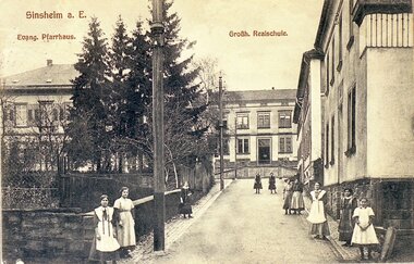 Historisches Foto mit Menschen vor dem katholischen Pfarrhaus | © Stadtverwaltung Sinsheim