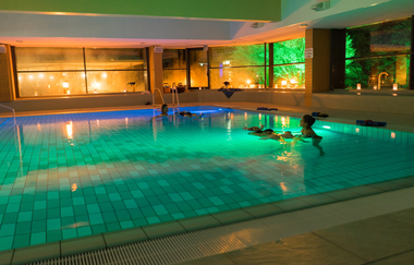 Abendstimmung in der Katzenbuckel Therme Waldbrunn | Odenwald | © Gemeinde Waldbrunn