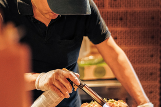 Mann mit Flambierer | © Kaysari