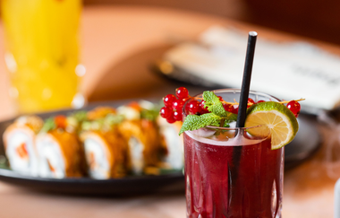 Sushi und Getränk