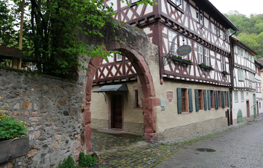 Das Kerwehaus mit dem großen Torbogen in den Innenhof.