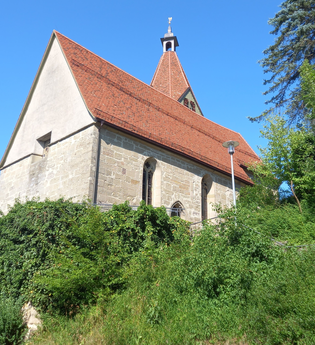 Ansicht der Kirche Sankt Kilian in Eutendorf von unten, umgeben von Bäumen und Sträuchern. | © Petra Natzkowski