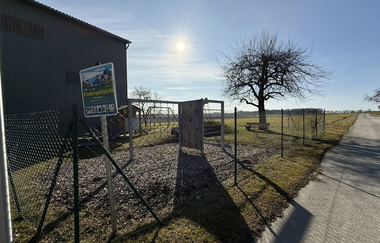 Kinderspielplatz Ehringeshausen - Sitzgelegenheit - Bank mit Rückenlehne_JuheTour | © Hohenlohe + Schwäbisch Hall Tourismus e. V.