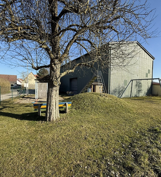 Kinderspielplatz Ehringeshausen - Sitzgelegenheit - Bank mit Rückenlehne__JuheTour_2 | © Hohenlohe + Schwäbisch Hall Tourismus e. V.