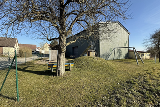 Kinderspielplatz Ehringeshausen - Sitzgelegenheit - Bank mit Rückenlehne__JuheTour_2 | © Hohenlohe + Schwäbisch Hall Tourismus e. V.
