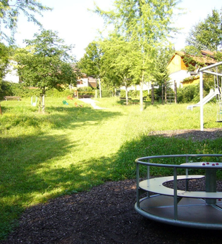 Spielplatz mit Spielgeräten | © Touristikgemeinschaft Hohenlohe e. V. | Gemeinde Weißbach