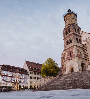 Kirche St. Michael direkt am Schwäbisch Haller Marktplatz | © Foto: Nico Kurth