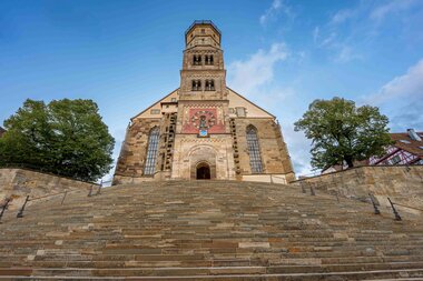 Blick auf die Kirche St. Michael und die 53 Treppenstufen | © Michael Kuehneisen