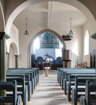Innenansicht einer Kirche mit Bänken, Altar und Orgel. | © Stadt Gaildorf